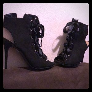 Peep heel and toe ribbon lace Booties
